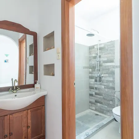 Big Blue Rooms & Kokomo Bar Restaurant Hotel *
